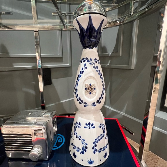 🚨⚠️ SALE! ⬇️ BELOW ⬇️ Clase Azul 750 ml Tequila Bottle - Picture 2 of 8